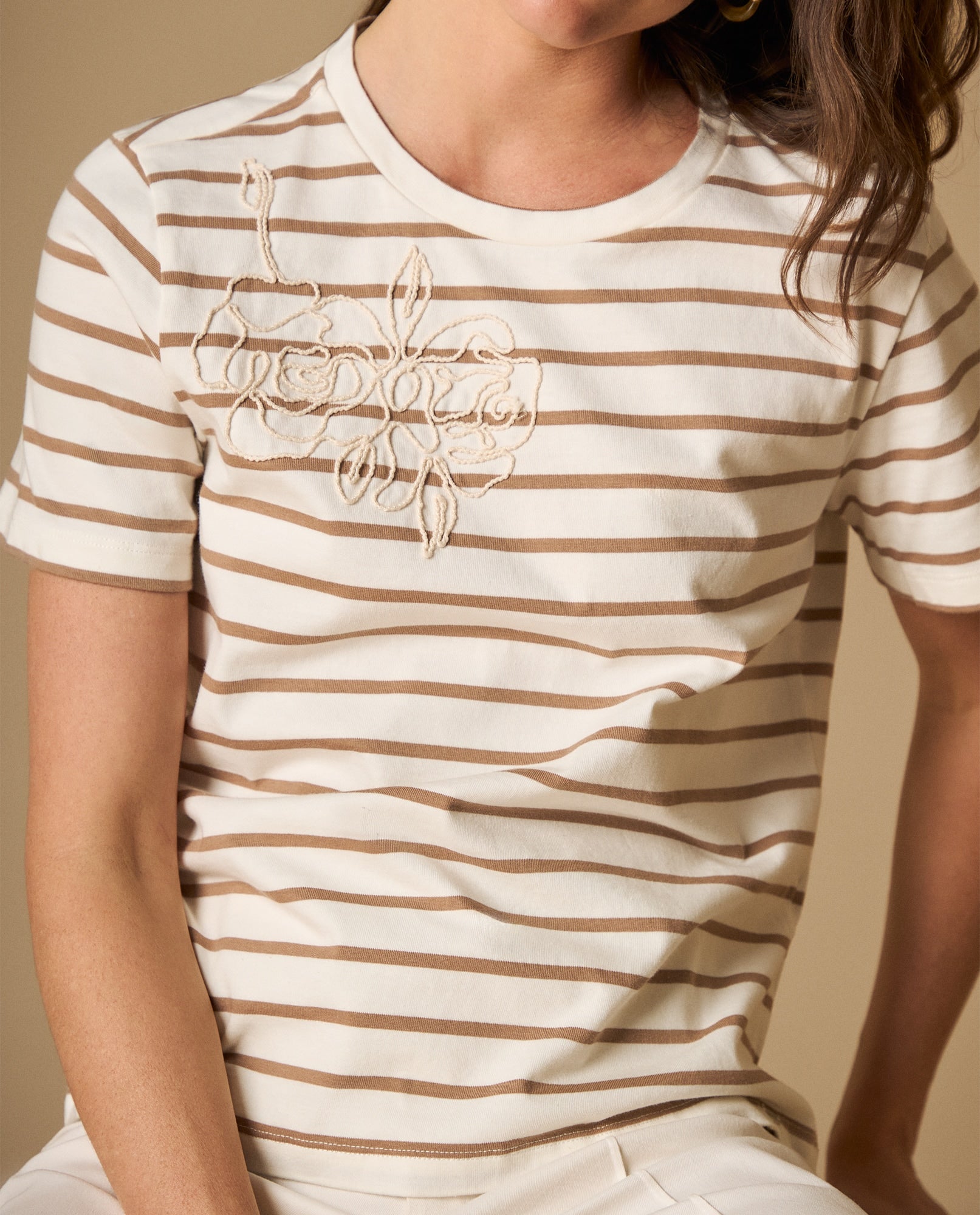 Camiseta bordada manga corta cuello redondo - Crudo 34_101H001_CRU111001_4