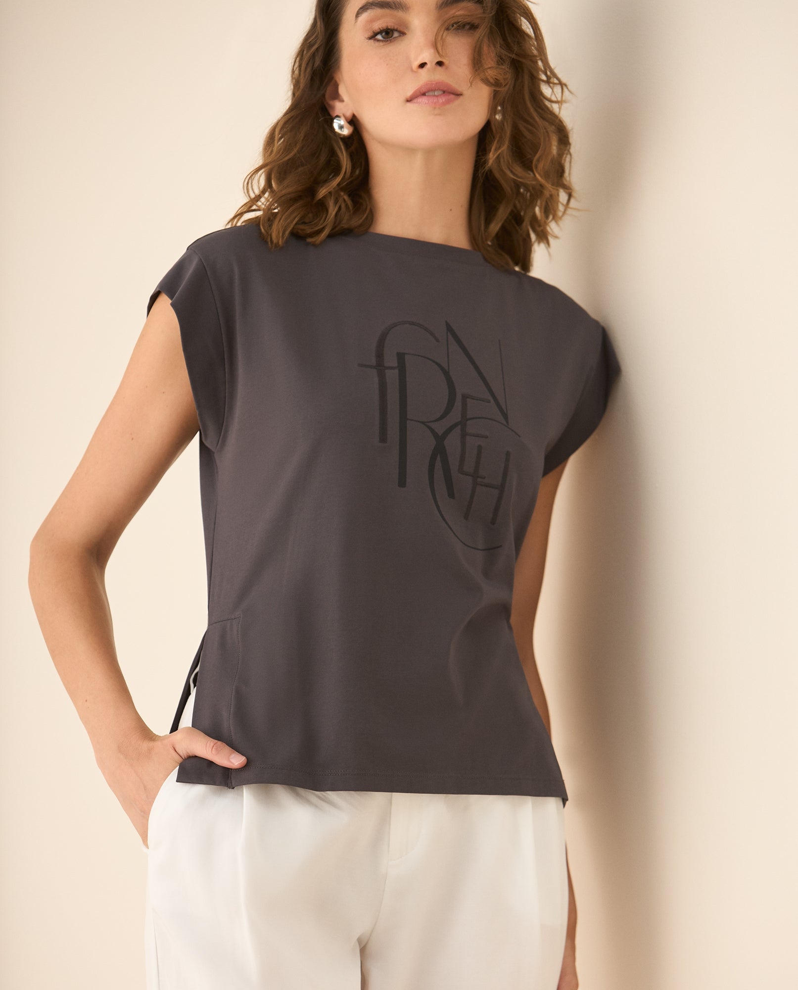 Camiseta manga sisa con letras estampadas al frente para mujer - Gris 34_103G003_GRI190203_0