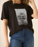 Camiseta manga corta con estampado al frente para mujer - Negro