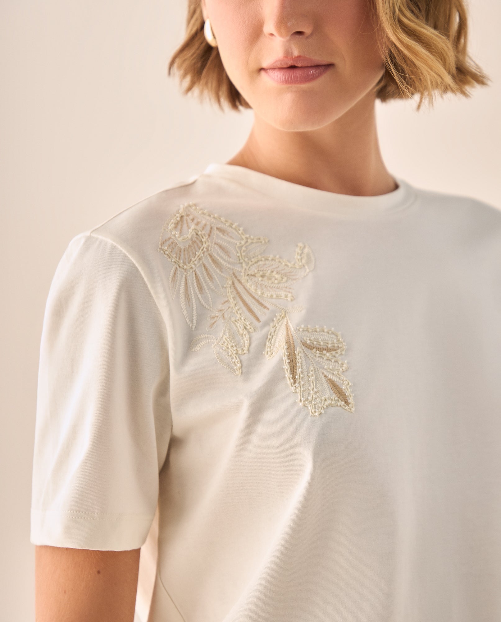 Camiseta Verde Bordado Floral Wild Blooms - Blanco 34_109G001_BLA114202_4