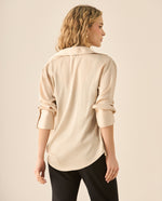 Camisa tipo satín con cuello clásico para mujer  - Beige