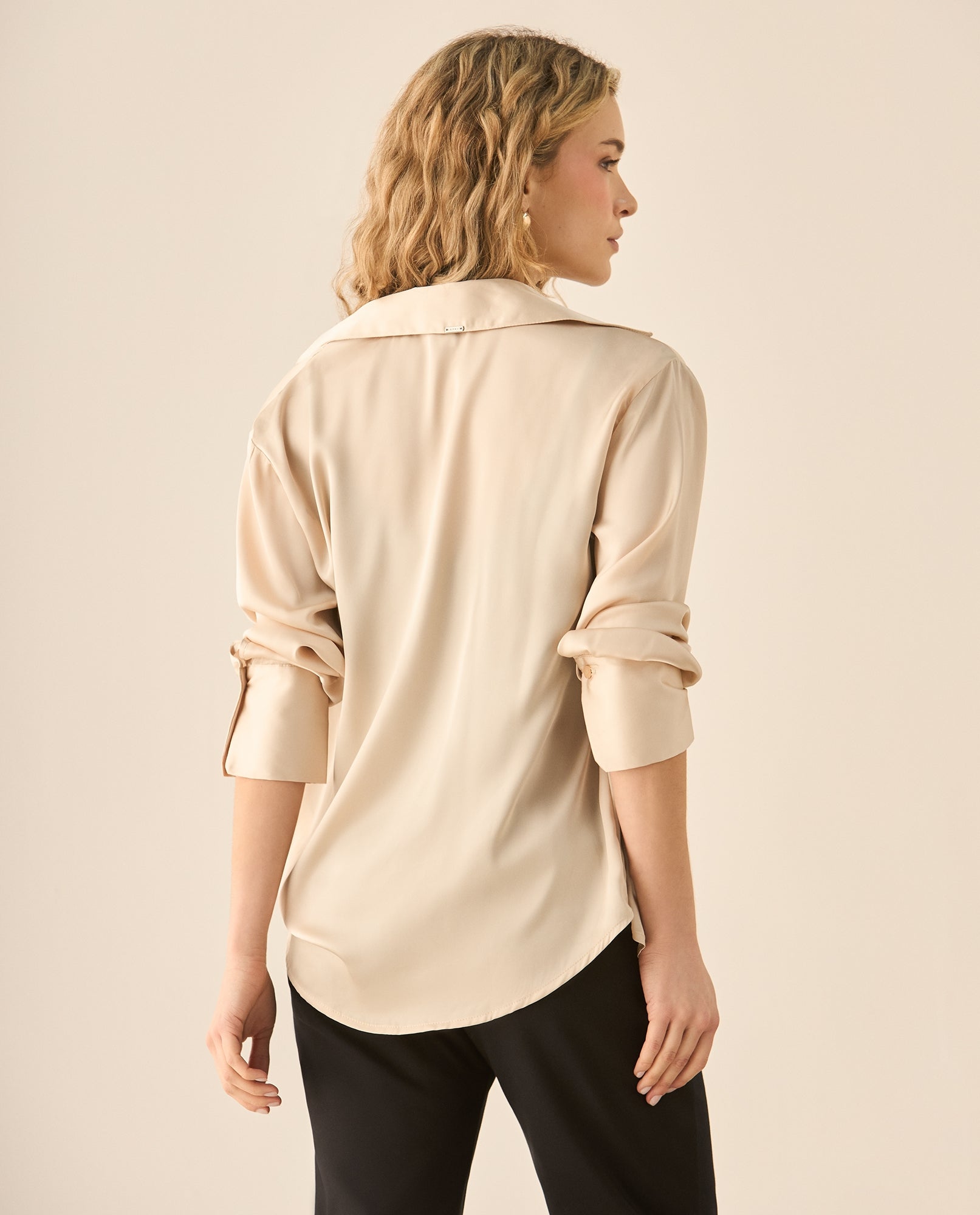 Camisa tipo satín con cuello clásico para mujer  - Beige 34_110G918_BEI130607_5