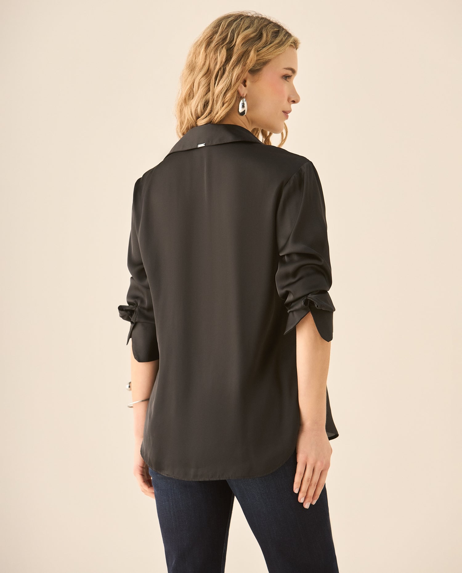 Camisa tipo satín con cuello clásico para mujer  - Negro