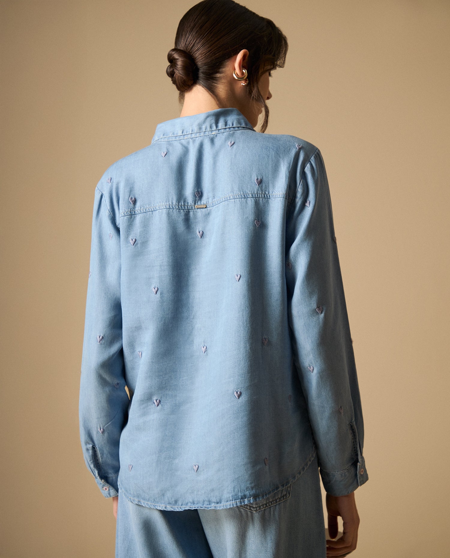 Camisa bordada manga larga cuello camisero - Azul