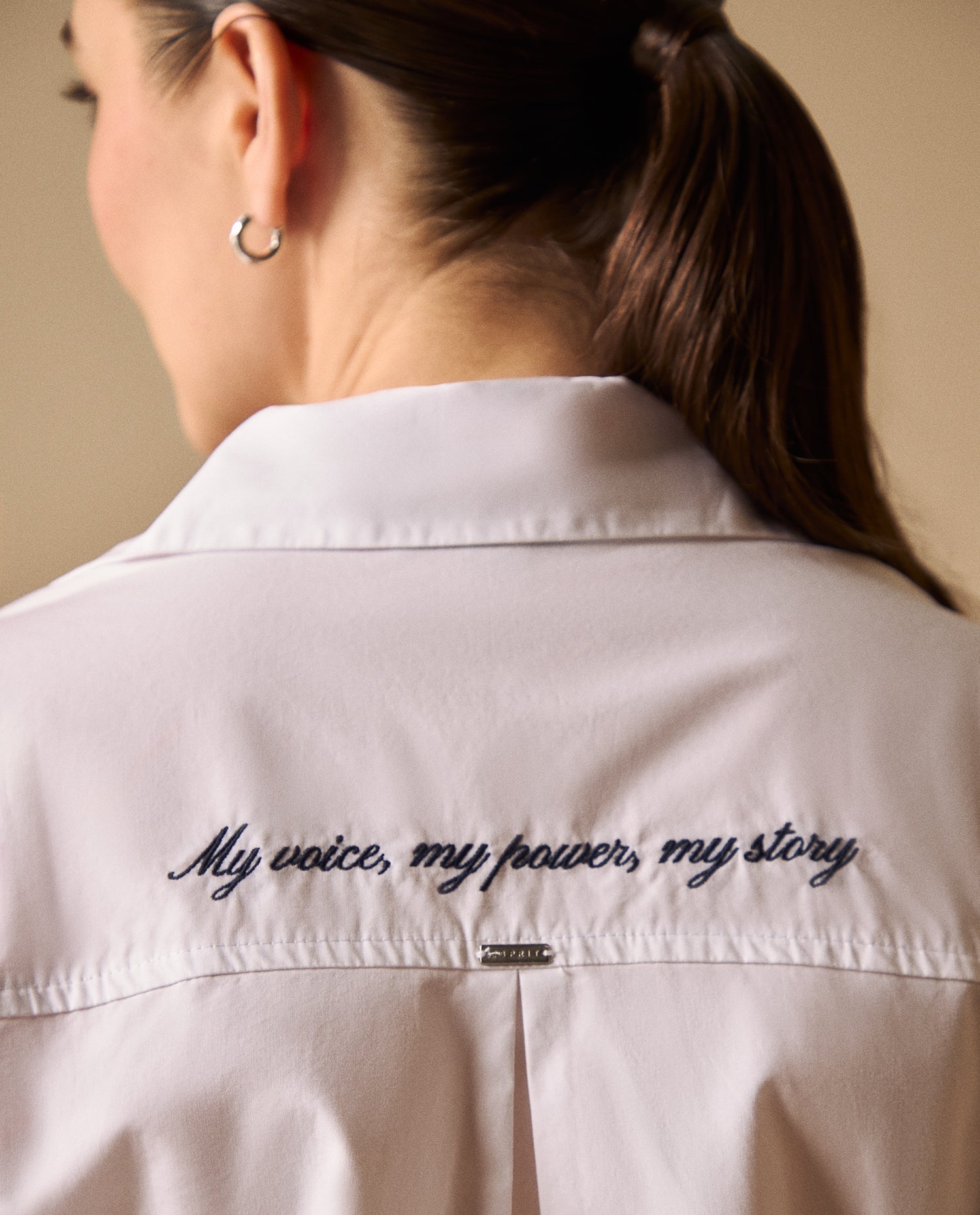 Camisa clásica manga larga con bordado tipográfico para mujer - Blanco