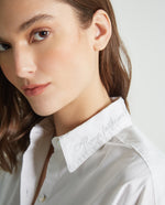 Camisa blanca clásica con bordado en el cuello para mujer - Blanco