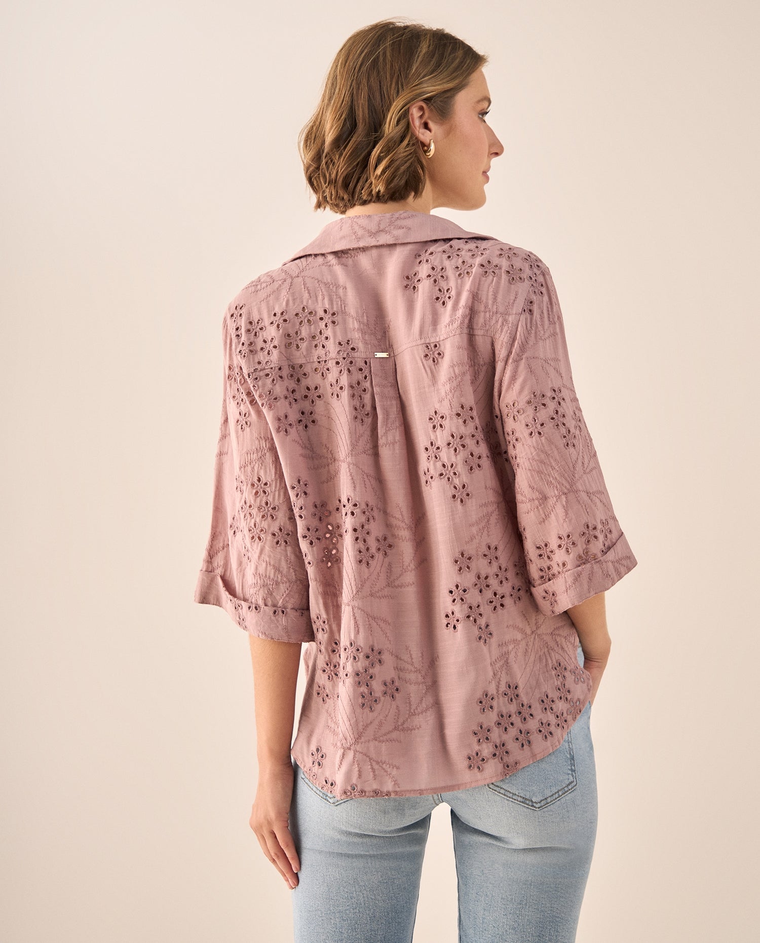 Camisa Verde con Bordados Calados Florales - Rosa