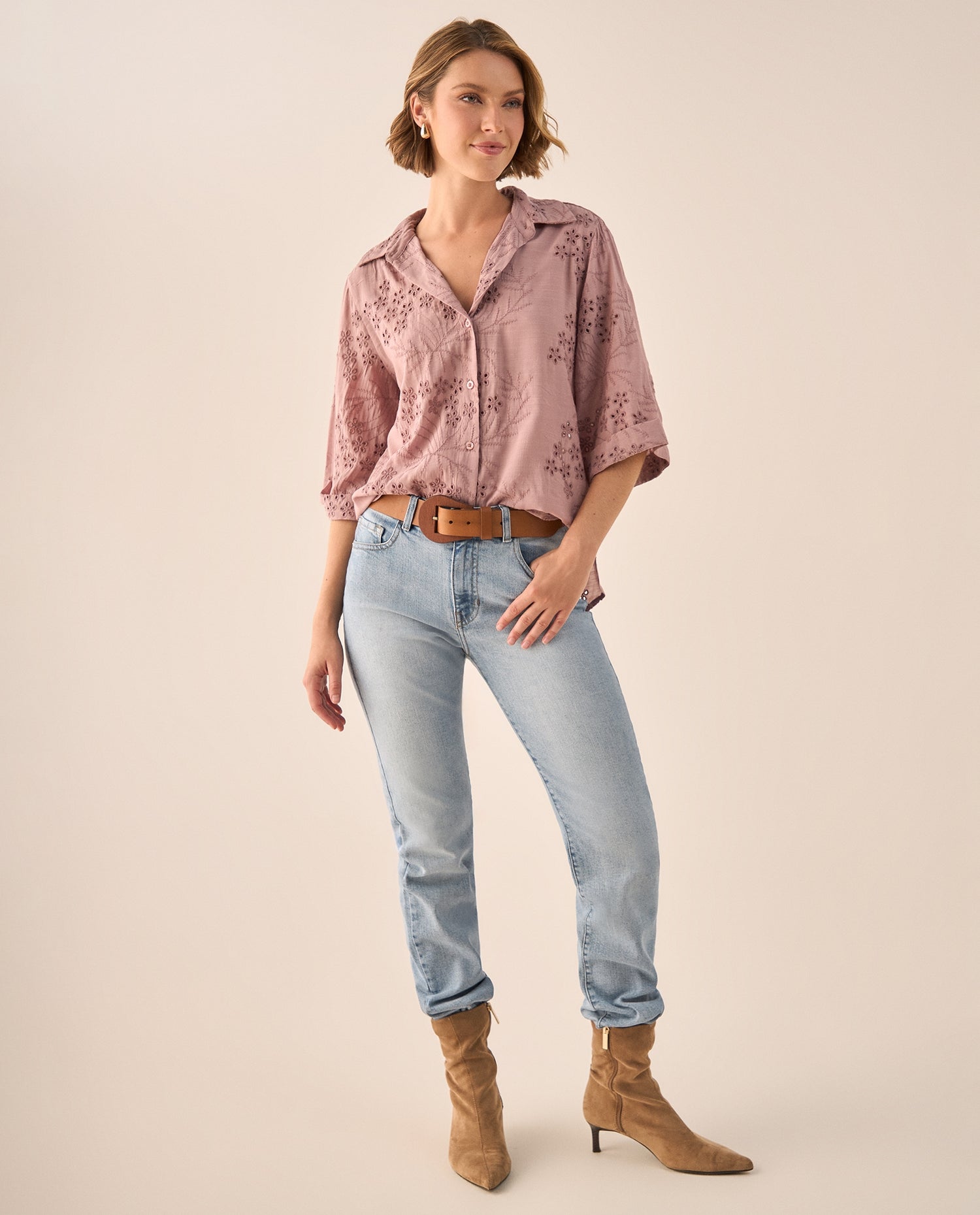 Camisa Verde con Bordados Calados Florales - Rosa