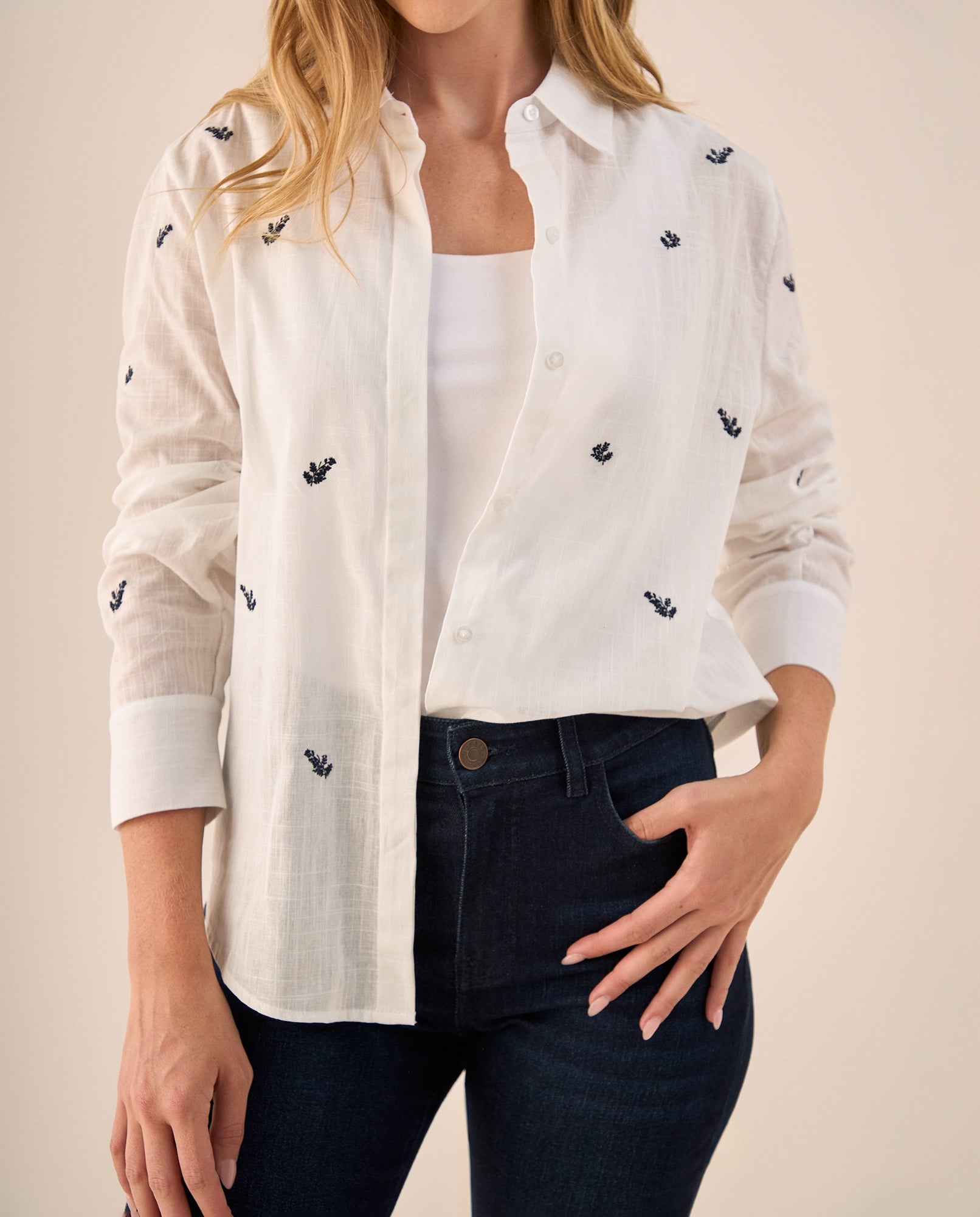 Camisa con Bordados Florales Azules - Blanco 34_119G701_BLA110601_3
