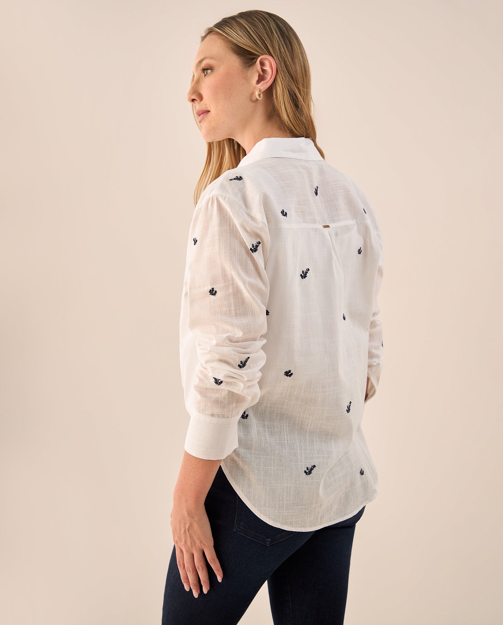 Camisa con Bordados Florales Azules - Blanco 34_119G701_BLA110601_4