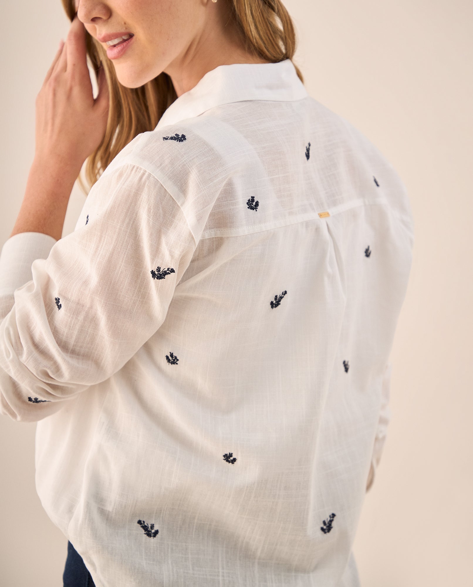 Camisa con Bordados Florales Azules - Blanco 34_119G701_BLA110601_5