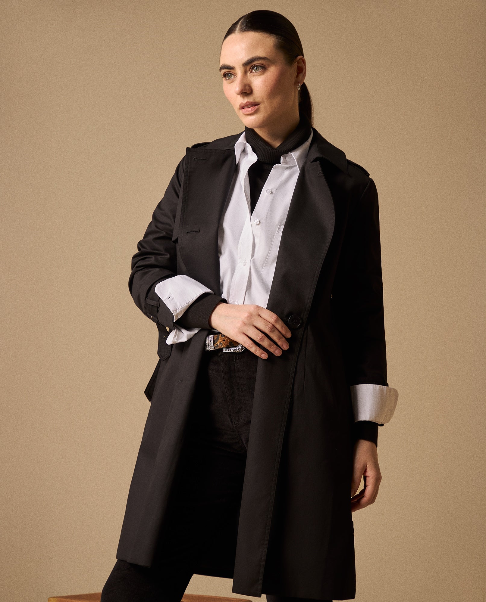 Trench Azul Bahía con Cinturón Ajustable - Negro 34_120G921_NEG194003_0