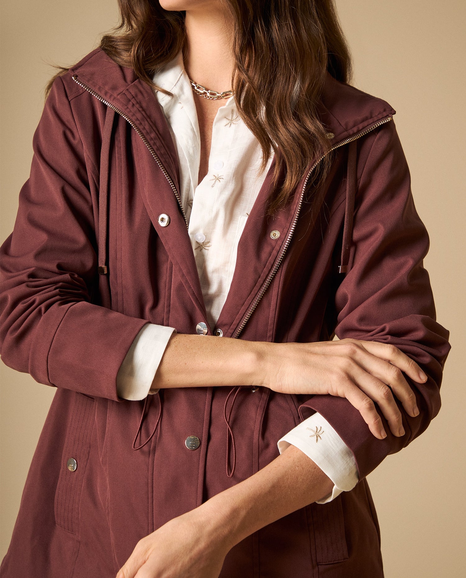 Chaqueta tipo trench con capucha ajustable - Café