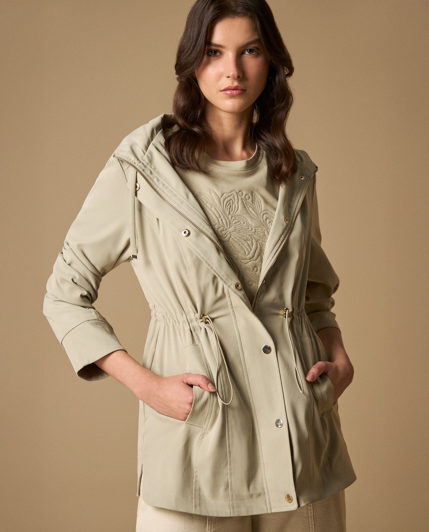 Chaqueta tipo trench con capucha ajustable - Verde