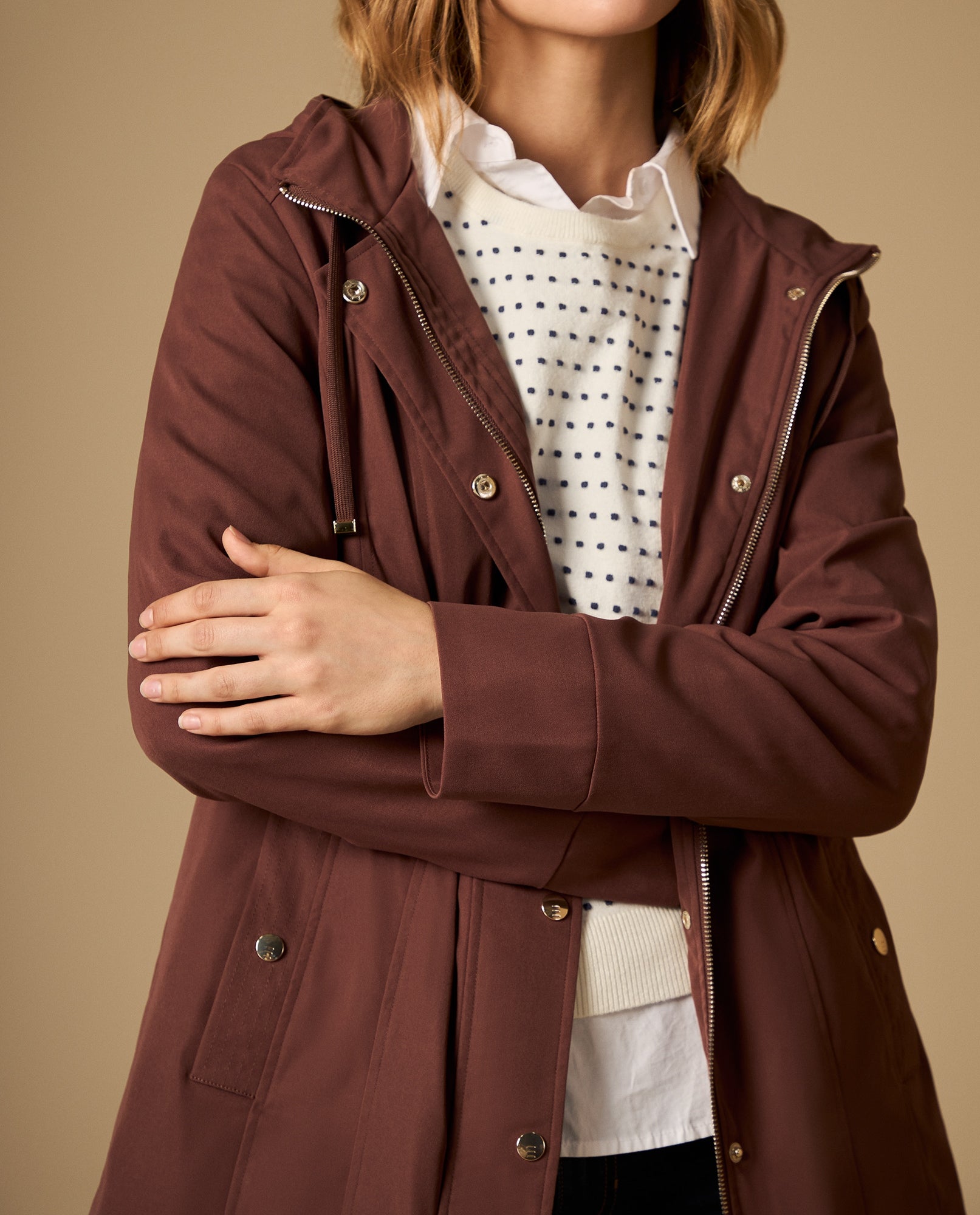 Chaqueta con capucha y ajuste en cintura - Café 34_122H919_CAF181541_0