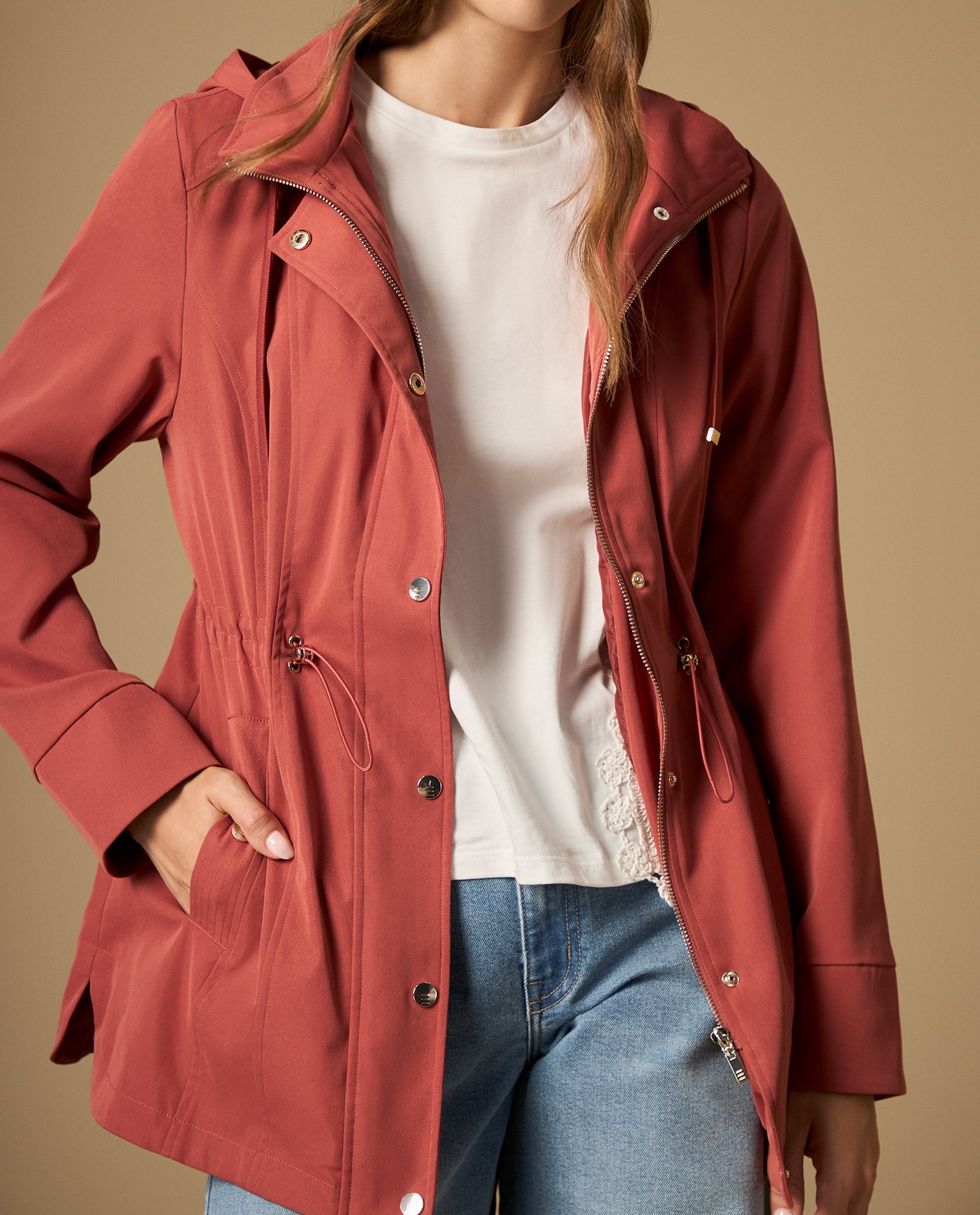 Chaqueta con capucha y ajuste en cintura - Rojo 34_122H919_ROJ181438_0
