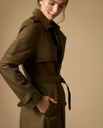 Trench clásico con cinturón y solapas amplias - Verde