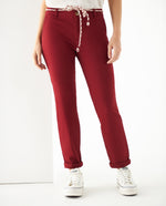 Pantalón con cinturón decorativo para mujer - Rojo