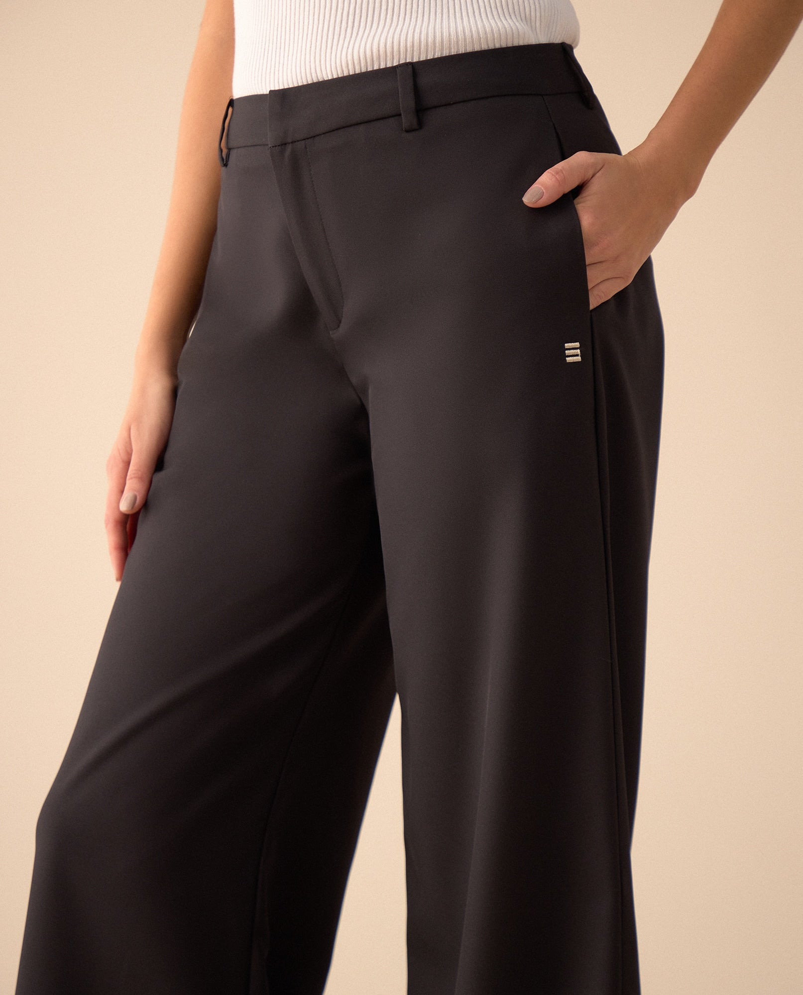 Pantalón de tela fluida para mujer - Negro 34_131G006_NEG190303_5