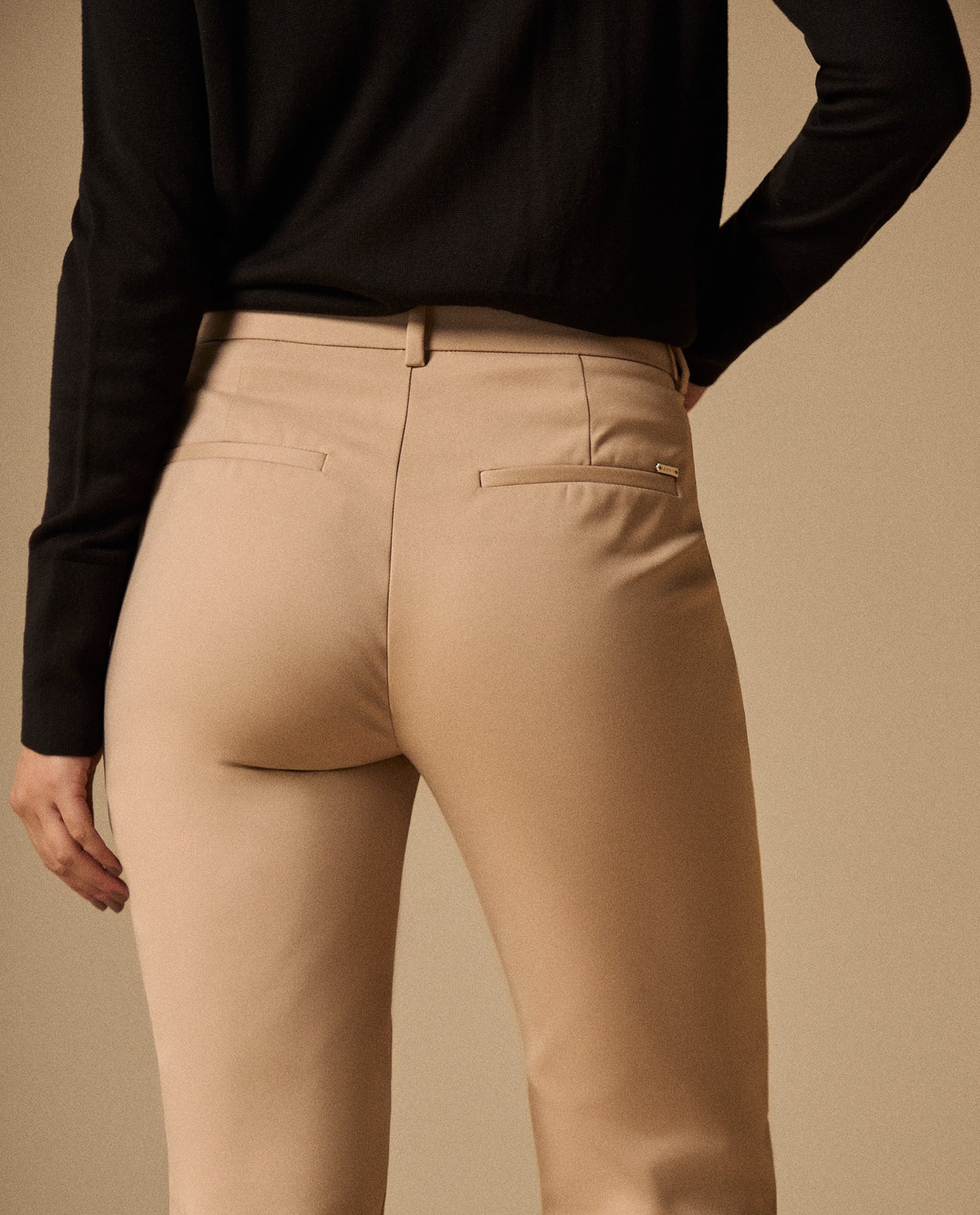 Pantalón Beige con Costuras Contrastantes - Beige