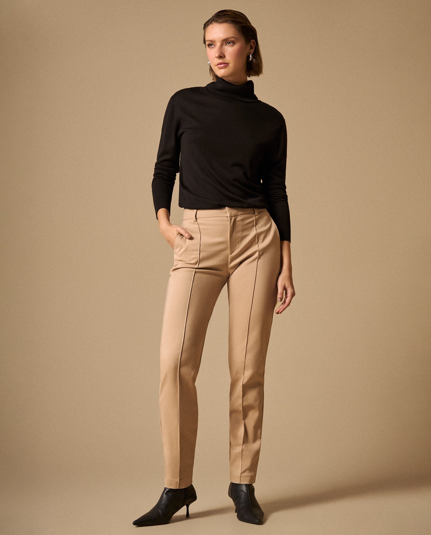 Pantalón Beige con Costuras Contrastantes - Beige