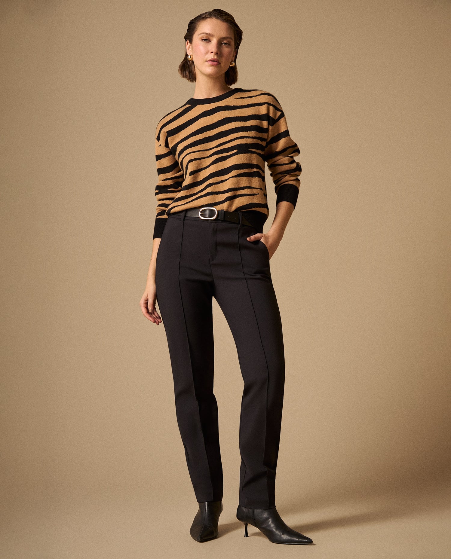 Pantalón Beige con Costuras Contrastantes - Negro