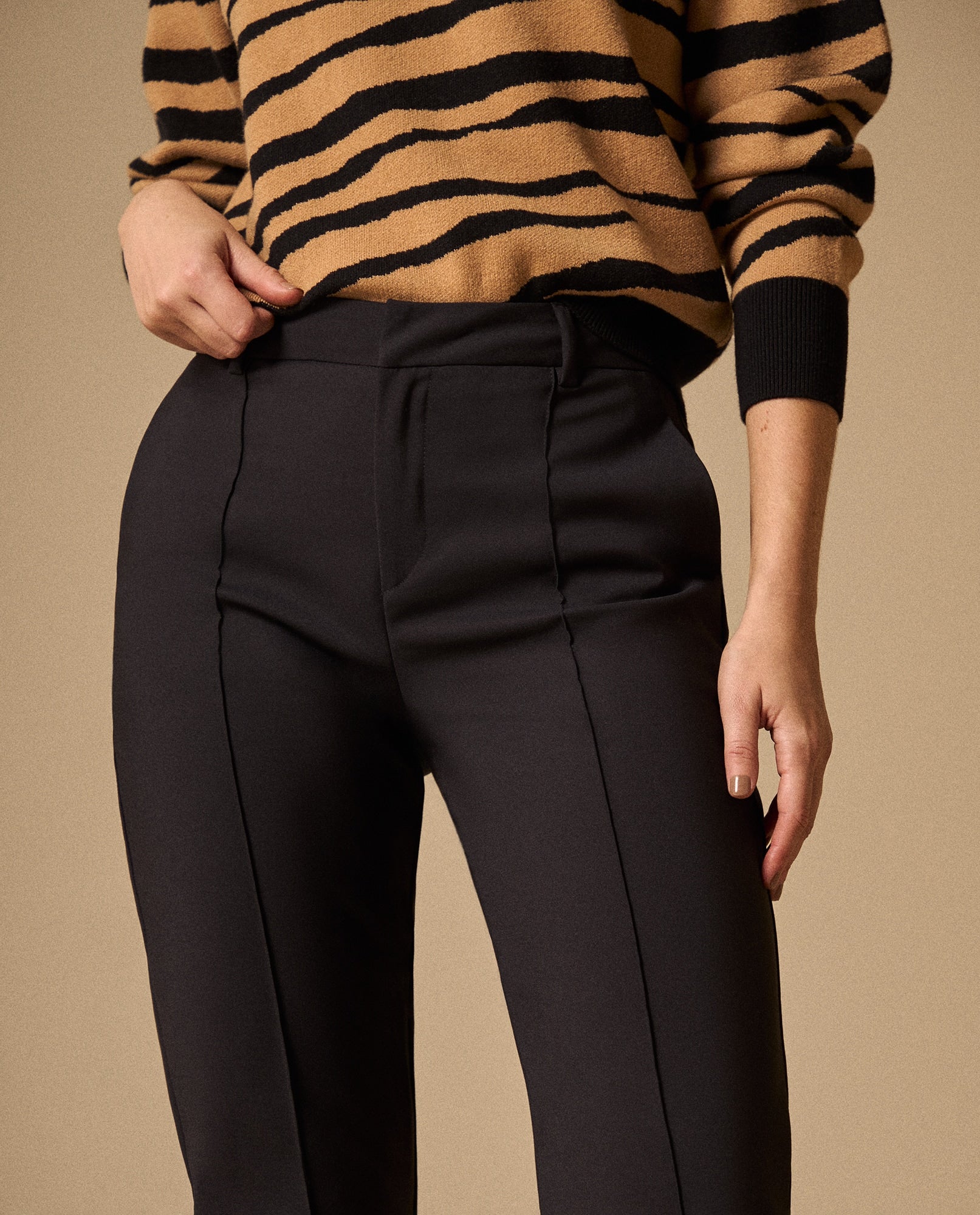 Pantalón Beige con Costuras Contrastantes - Negro 34_139G700_NEG190303_4