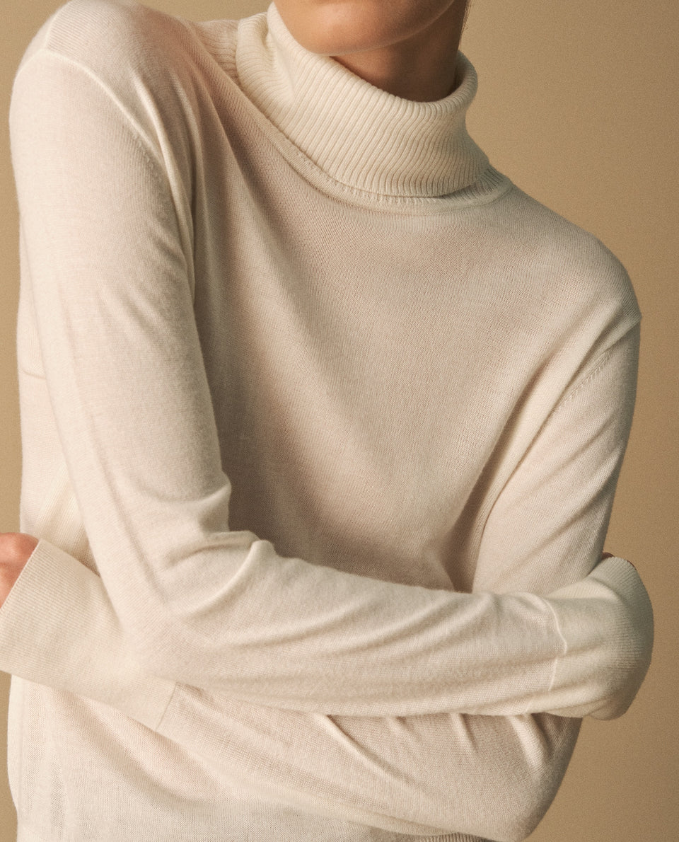 Buzo tejido de cuello alto para mujer - Crudo 34_160G914_CRU110602_3