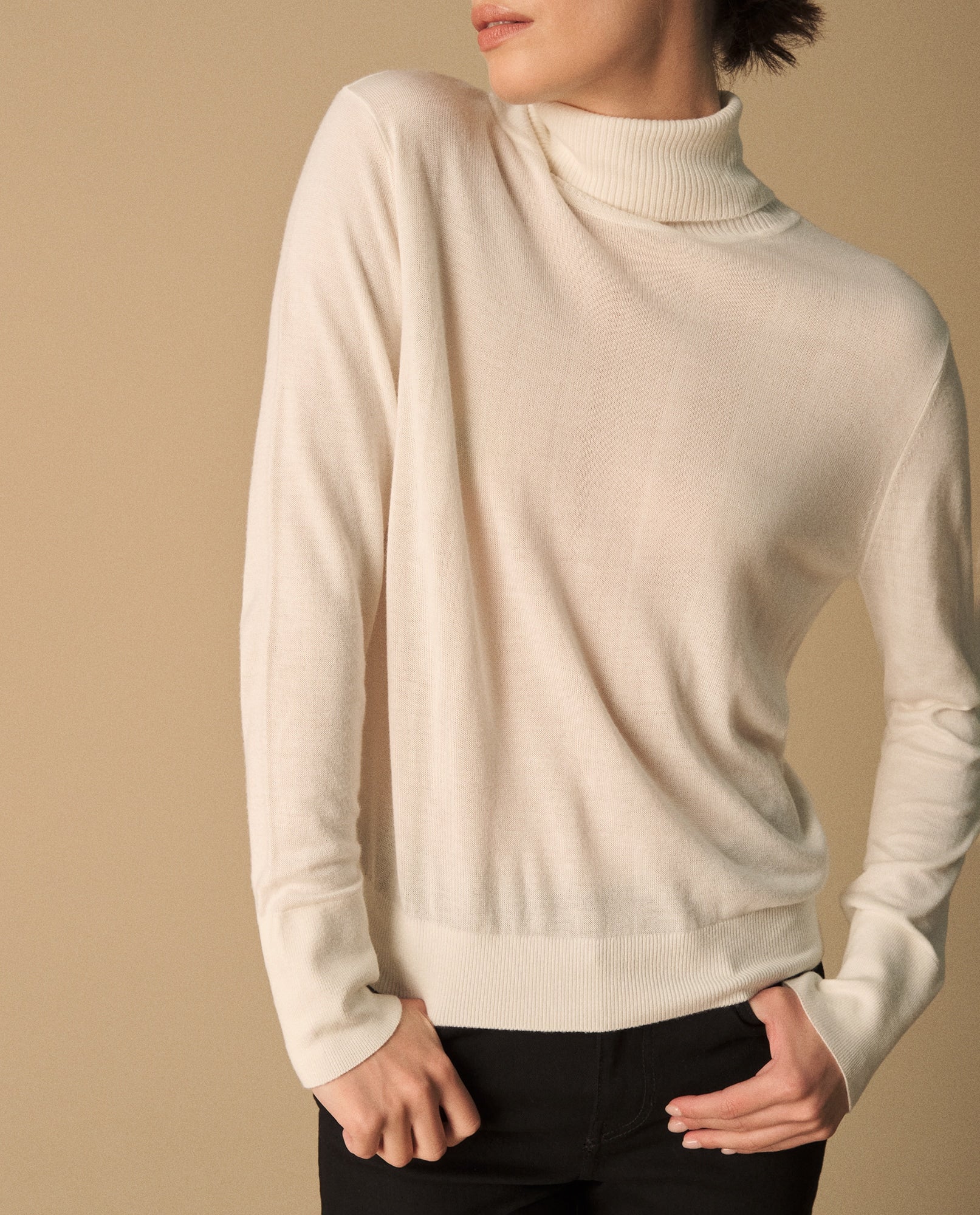 Buzo tejido de cuello alto para mujer - Crudo 34_160G914_CRU110602_5