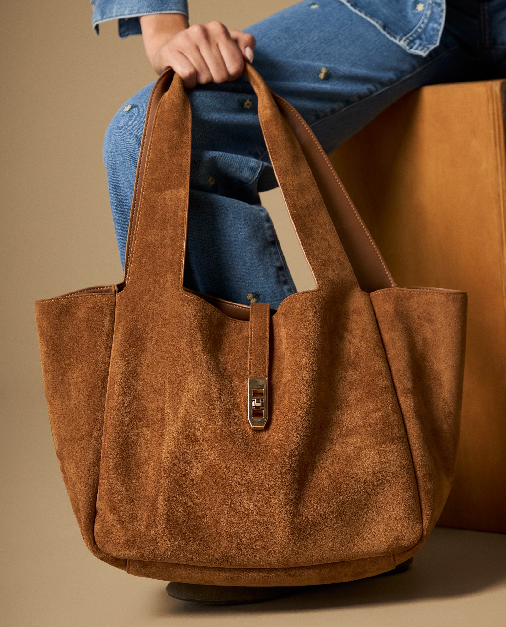 Bolso amplio con cierre decorativo - Café 34_200H203_CAF171044_0