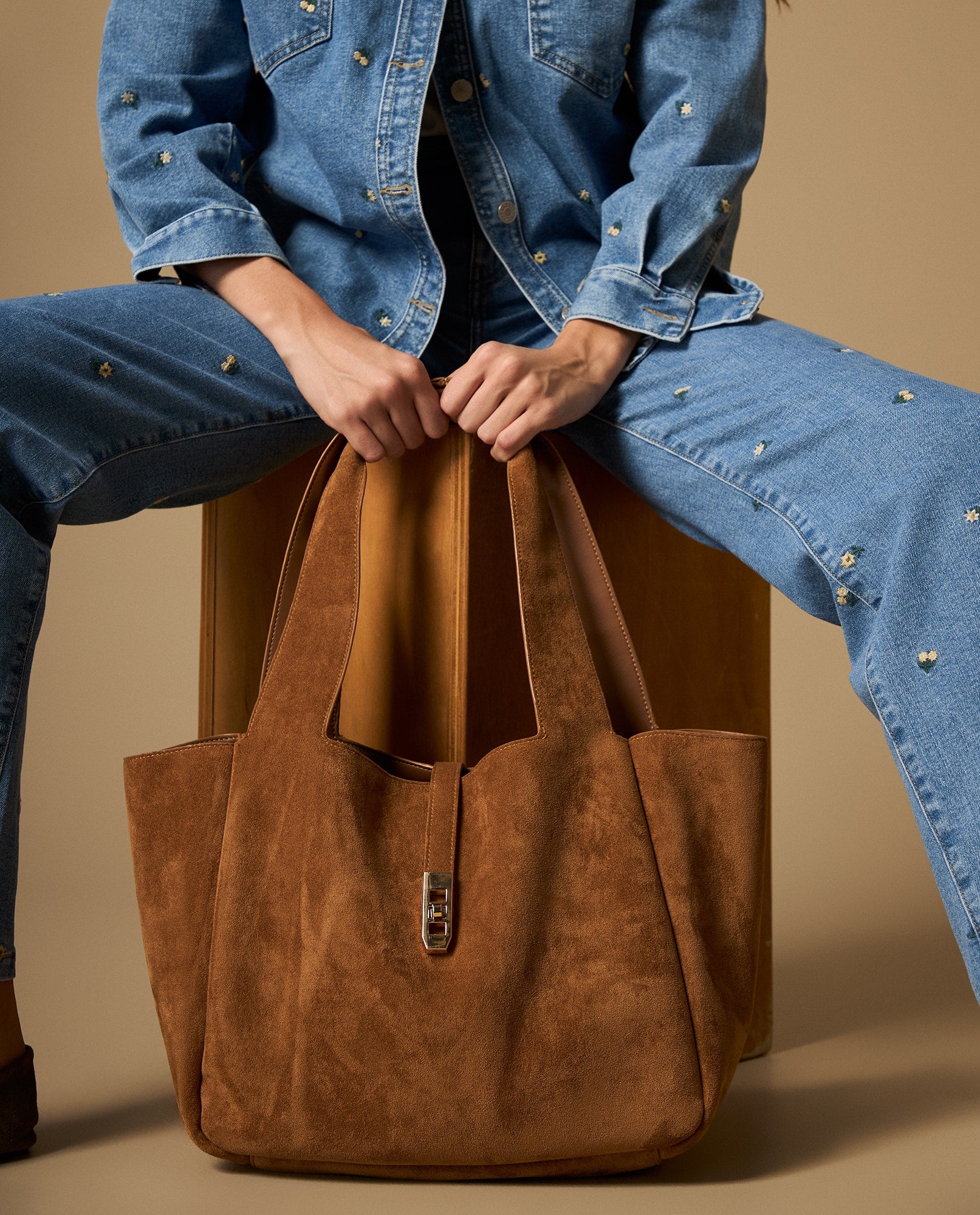 Bolso amplio con cierre decorativo - Café 34_200H203_CAF171044_3