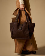 Bolso tote con acabado gamuza y asas ajustables - Café