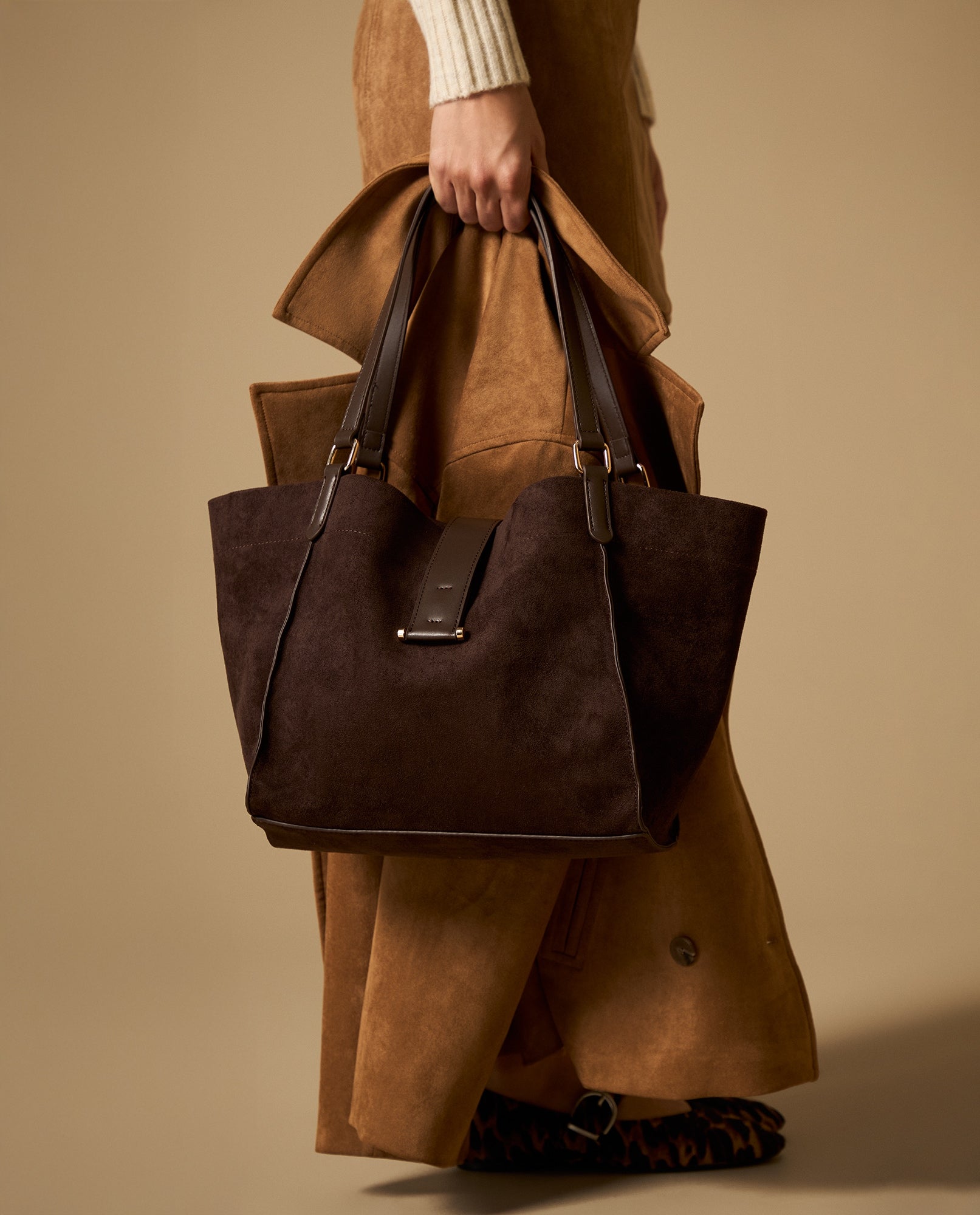 Bolso tote con acabado gamuza y asas ajustables - Café 34_200H204_CAF181033_0