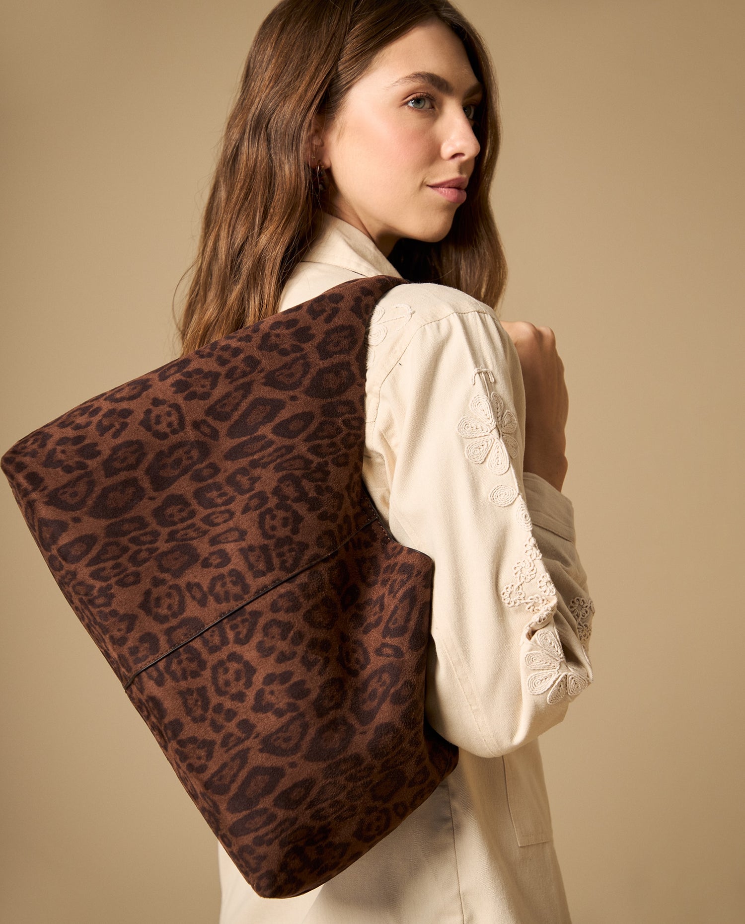 Bolso con estampado en animal print - Café