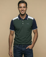 Polo con bloques en hombros y ribetes contrastantes - Verde