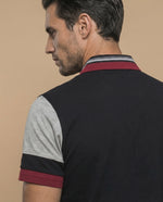 Polo manga corta con cuello a rayas y mangas en bloques de color para hombre - Negro