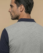 Polo manga corta bicolor con franja diagonal para hombre - Gris
