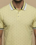 Polo manga corta con estampado de micromotivo geométrico para hombre - Amarillo