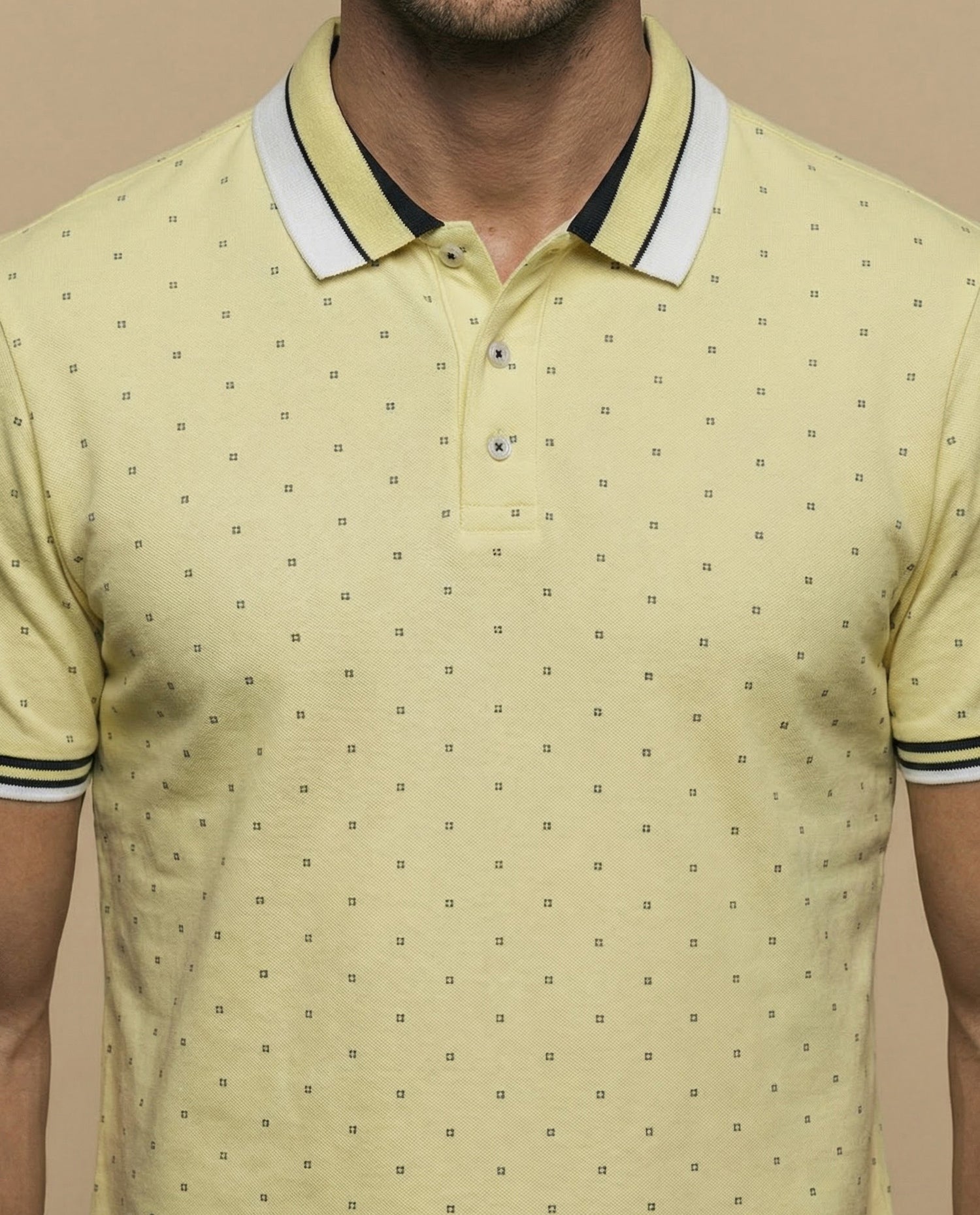 Polo manga corta con estampado de micromotivo geométrico para hombre - Amarillo