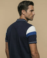 Polo manga corta con diseño de bloques y ribetes a rayas - Azul