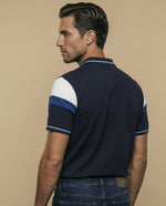 Polo manga corta con diseño de bloques y ribetes a rayas - Azul