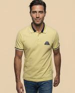 Polo manga corta con ribetes contrastantes para hombre - Amarillo