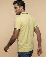 Polo manga corta con ribetes contrastantes para hombre - Amarillo