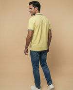 Polo manga corta con ribetes contrastantes para hombre - Amarillo