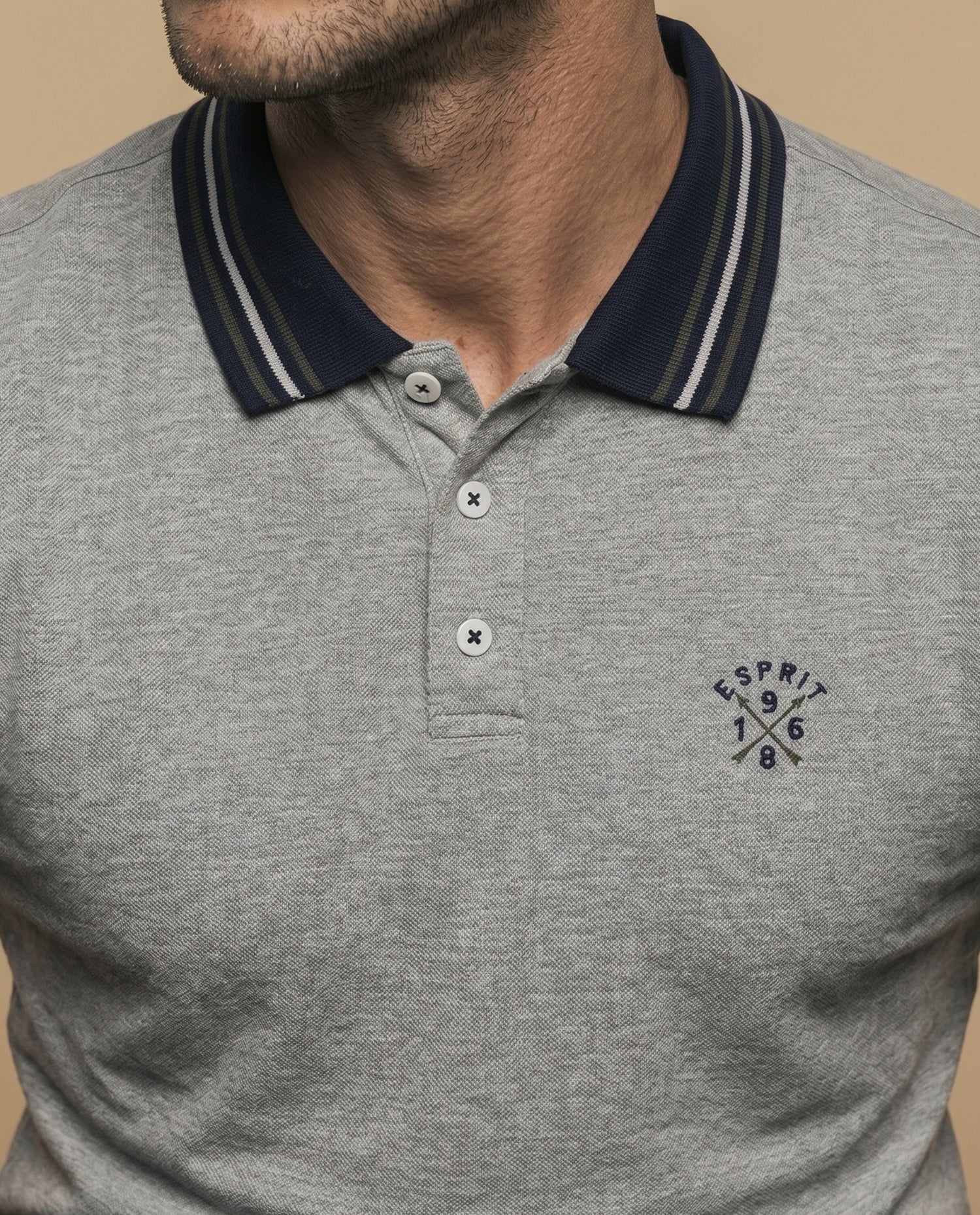 Polo piqué con bordado en pecho y ribetes a rayas - Gris