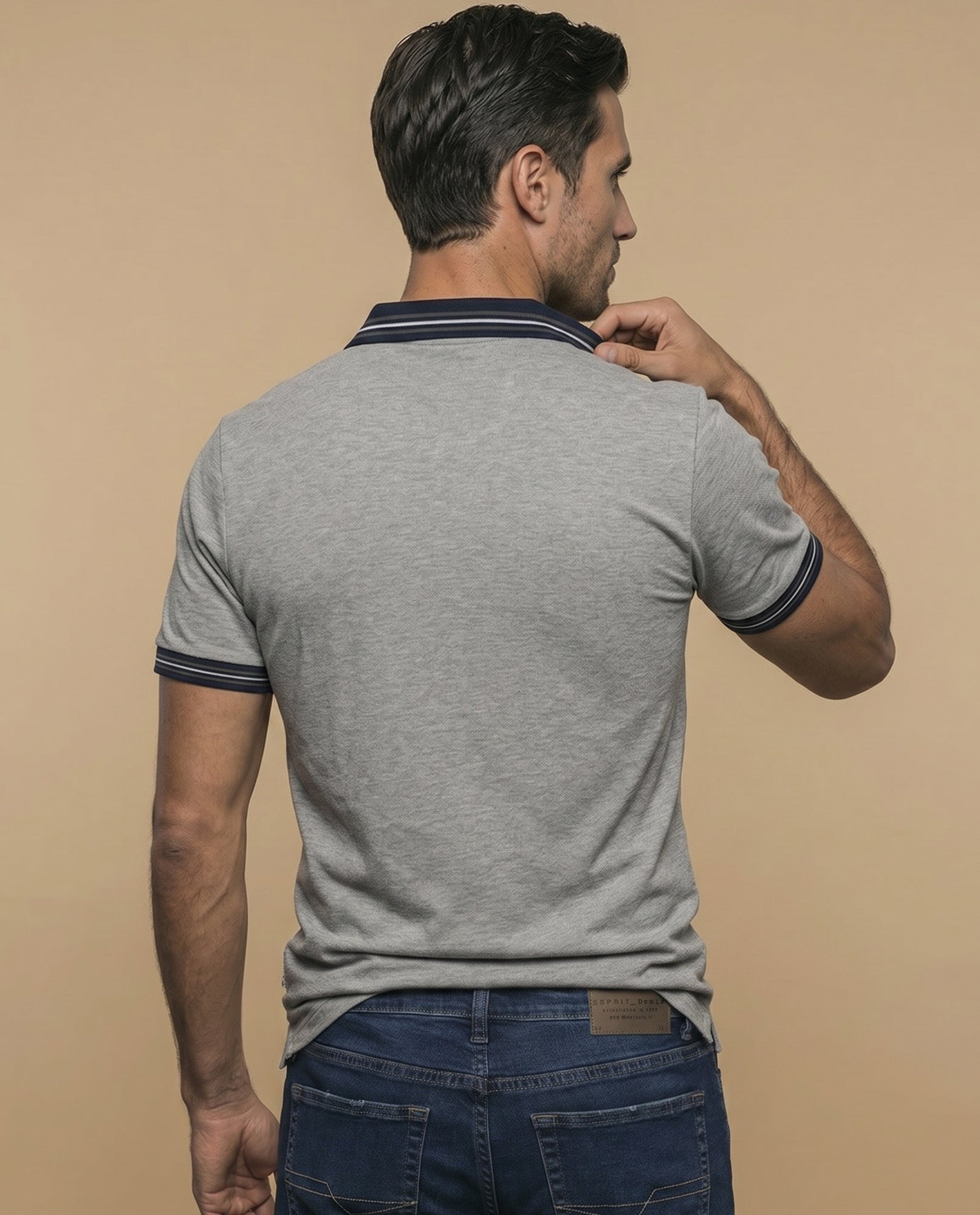 Polo piqué con bordado en pecho y ribetes a rayas - Gris 34_305E380_GRI171118_4