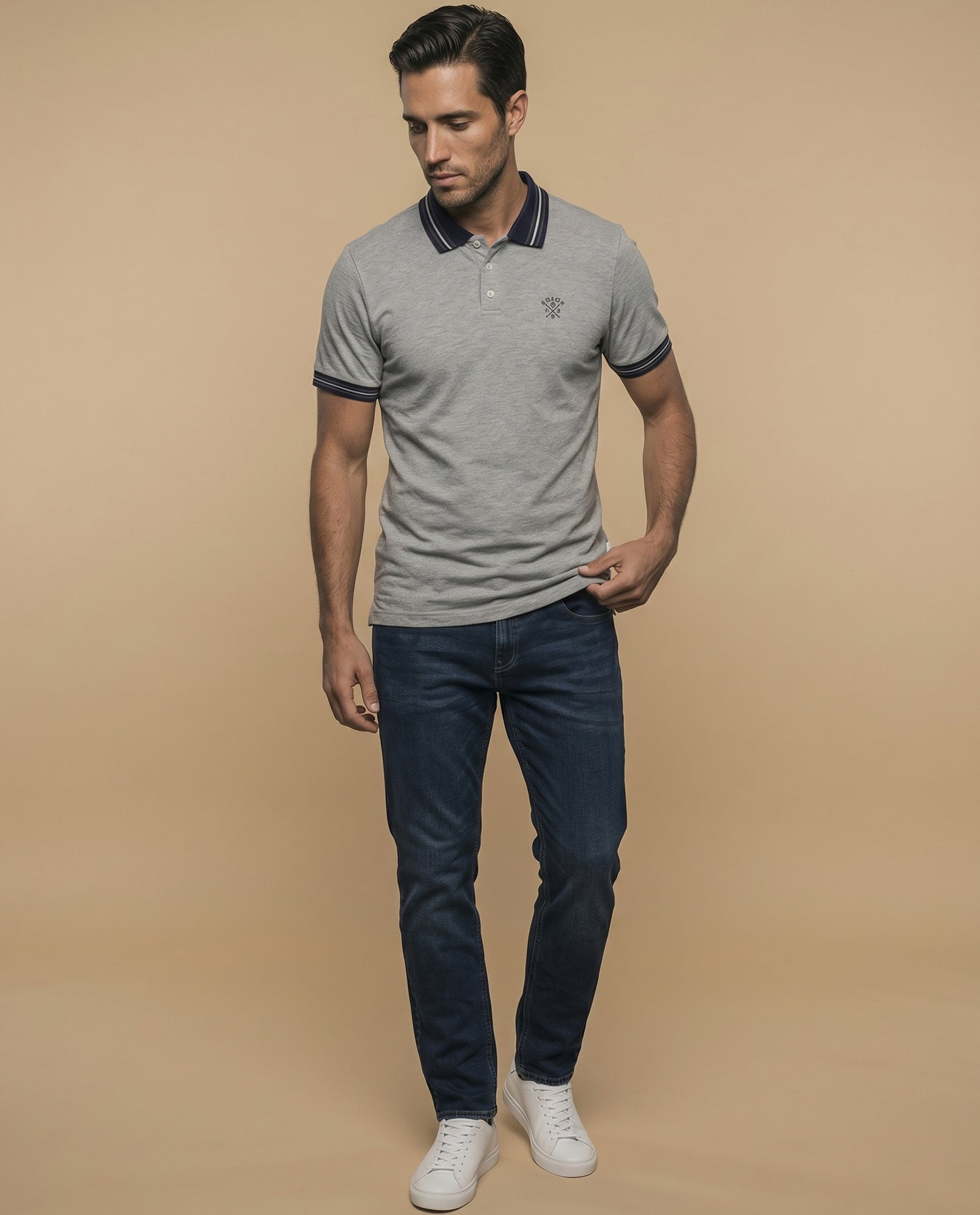 Polo piqué con bordado en pecho y ribetes a rayas - Gris 34_305E380_GRI171118_5