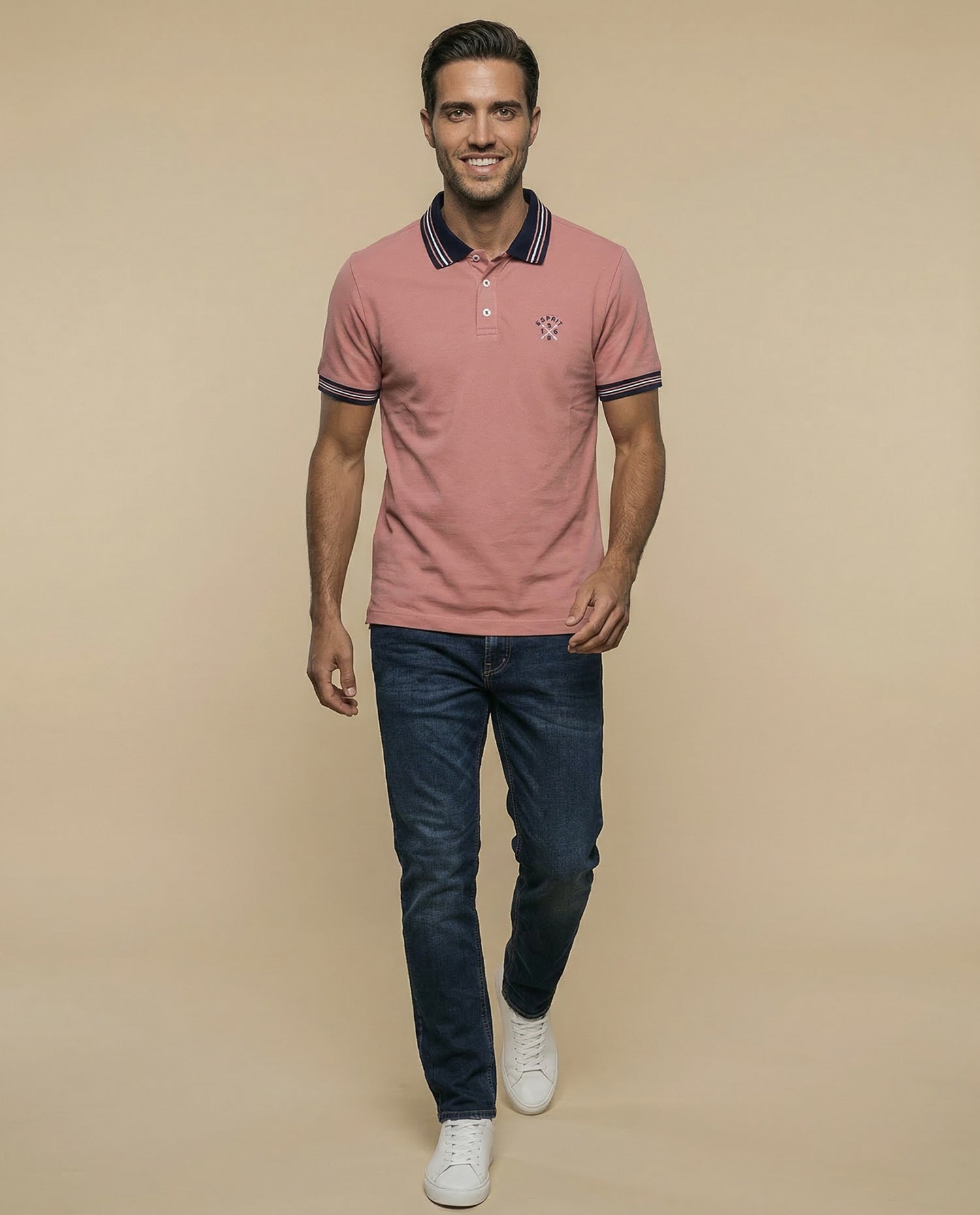 Polo piqué con bordado en pecho y ribetes a rayas - Rosa