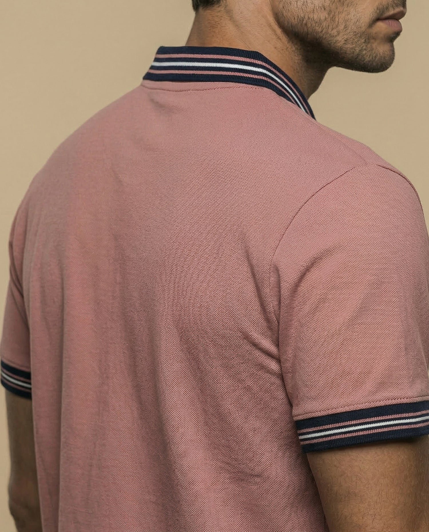 Polo piqué con bordado en pecho y ribetes a rayas - Rosa