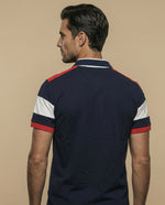 Polo piqué con escudo bordado y bloques en hombros - Azul